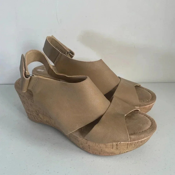 Chinese Laundry Shoes - Chinese Laundry Tan Vegan Leather Cork Wedge Sandals Size 9‎ EUC!